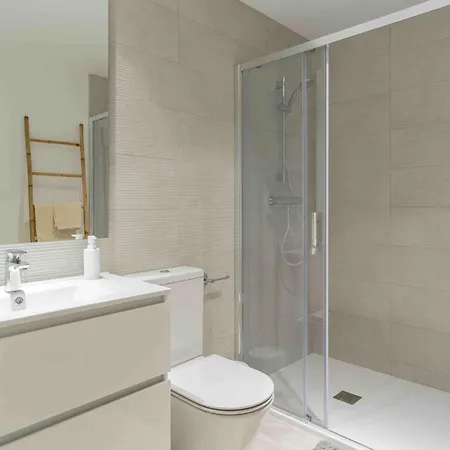 Charming 3 Bedroom In Close To The Sea Apartment *
